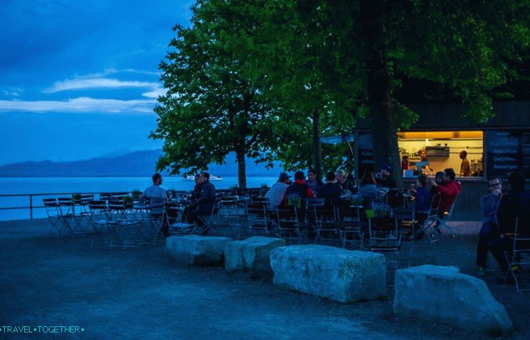 Kaviareň na brehu Bodamského jazera v Lindau