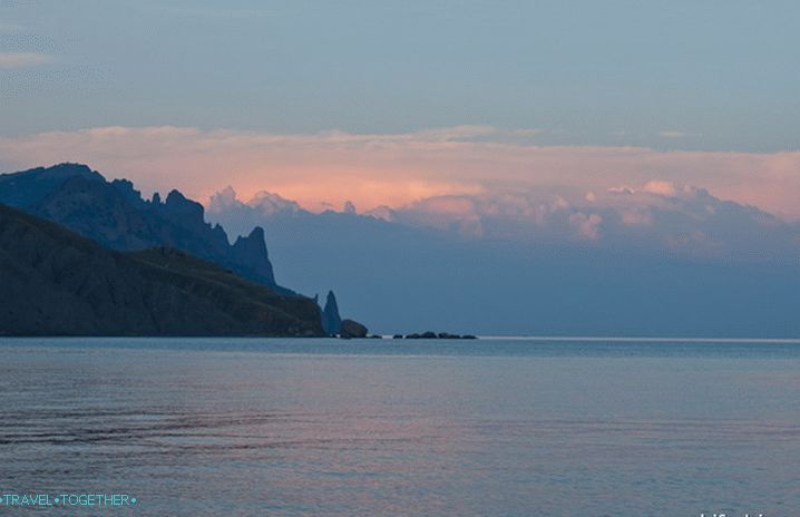 Západ slnka vo Fox Bay. Krym.