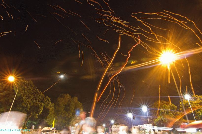 Loy Kratong a Yipeng Festival (18)