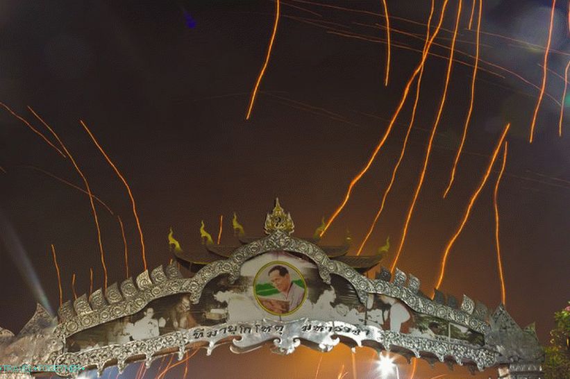 Loy Kratong a Yipeng Festival (31)