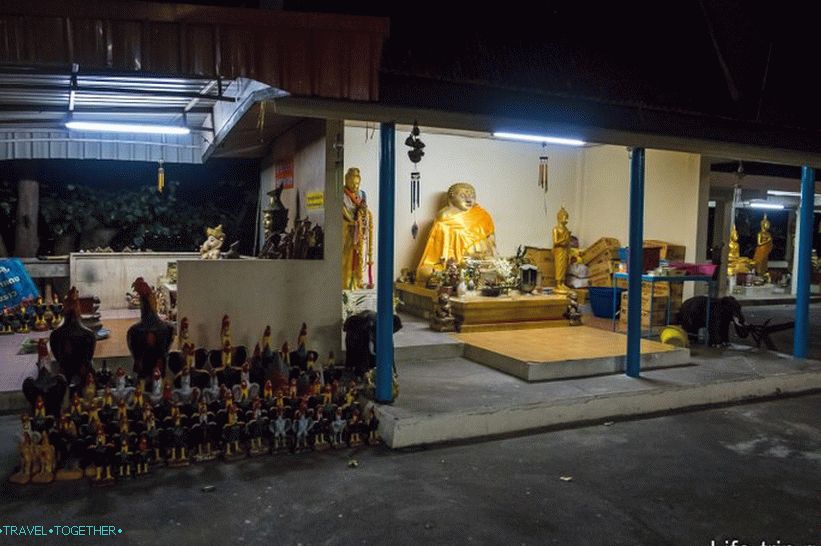 V chráme Wat Khao Phra Bat