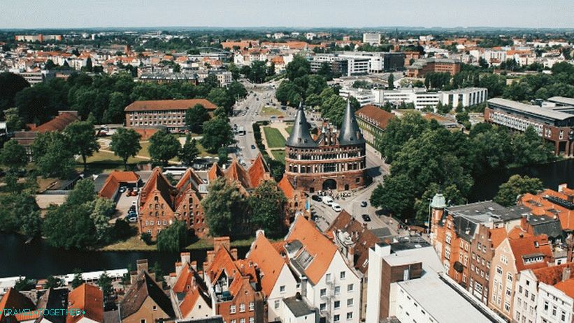 Panoráma starého mesta Lubeck a mestskej brány Holstentor