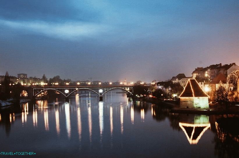 Pohľad na noc Maribor a rieku Drau