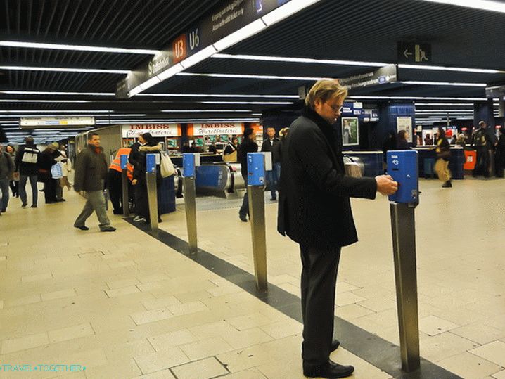 Validori pri vstupe do metra v Mníchove