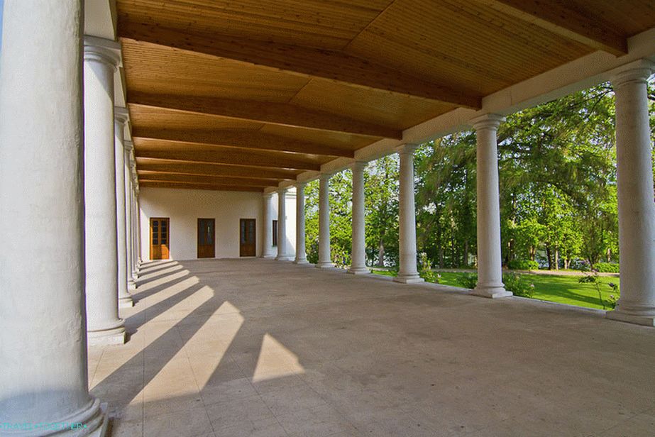 Nie racionálne otvorené galérie na oboch stranách domu