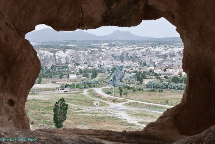 Pohľad na dedinu Goreme z okna kamenného domu.