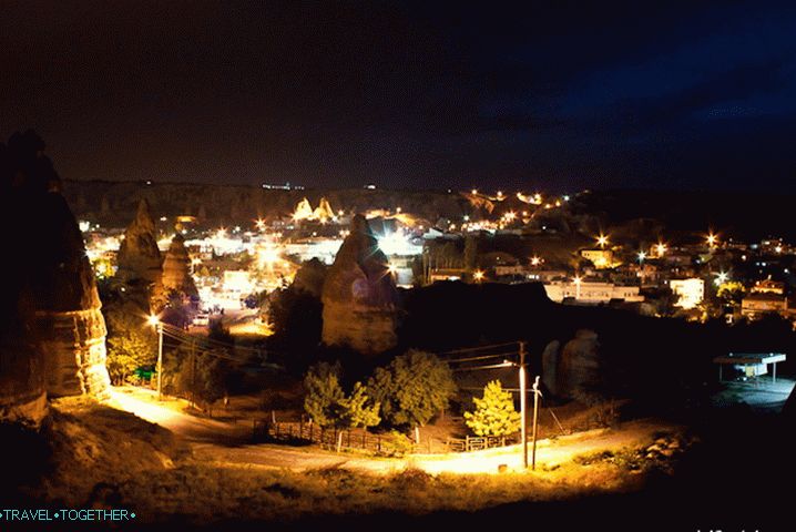 Obec Goreme večer.