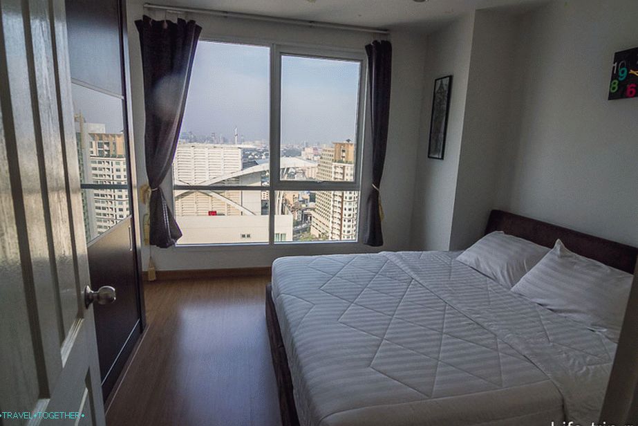 Veľká spálňa s výhľadom na Bangkok