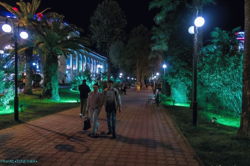 Navaginskaja ulica v Soči, večer