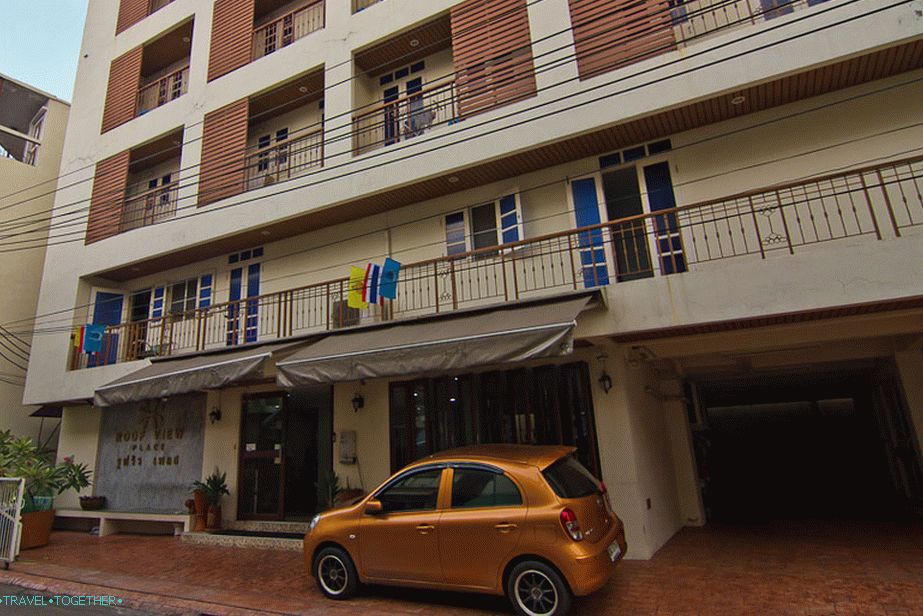 Lacný hotel v Bangkoku v Khaosane - palác s výhľadom na strechu