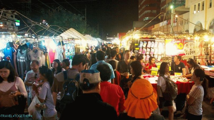 Nočný trh Theprasit Market v Pattaya