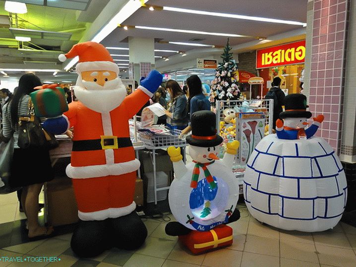 Santa Claus a snehuliak v Thajsku