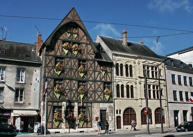 Joan z Arc House