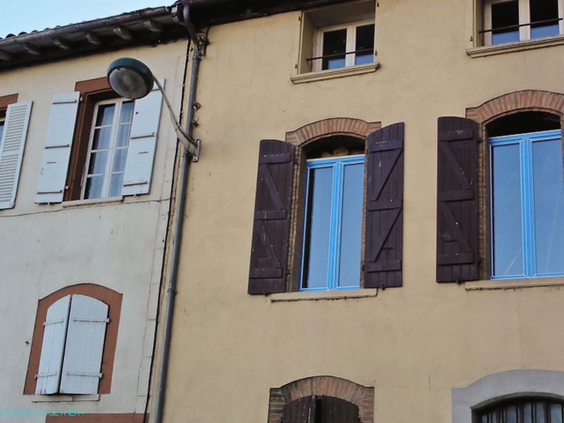 V starom dome sú nové plastové okná - a všetko je v harmónii.