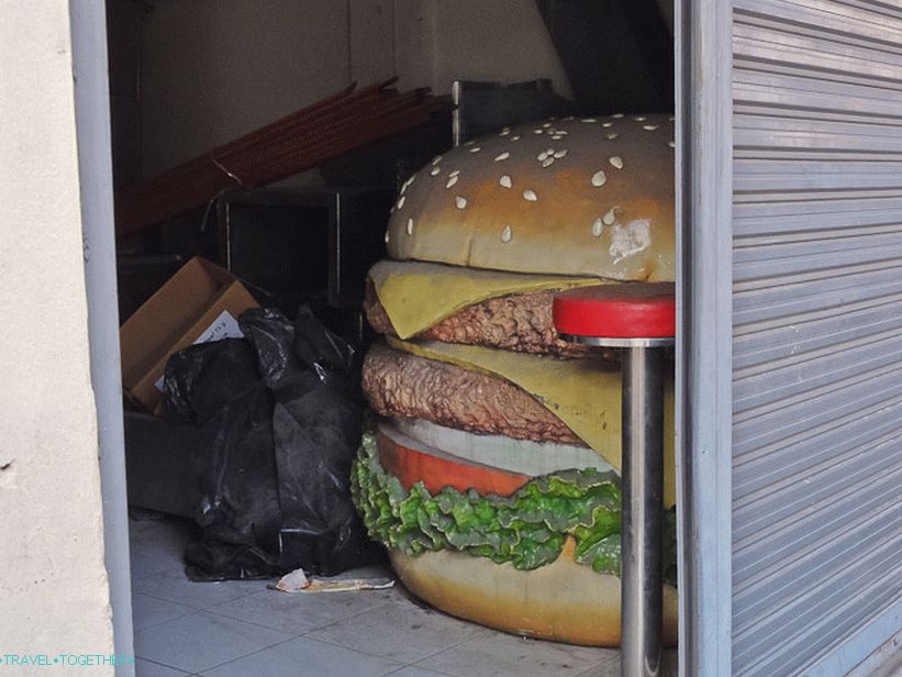 Niekto ukrýva veľkého hamburgera v garáži