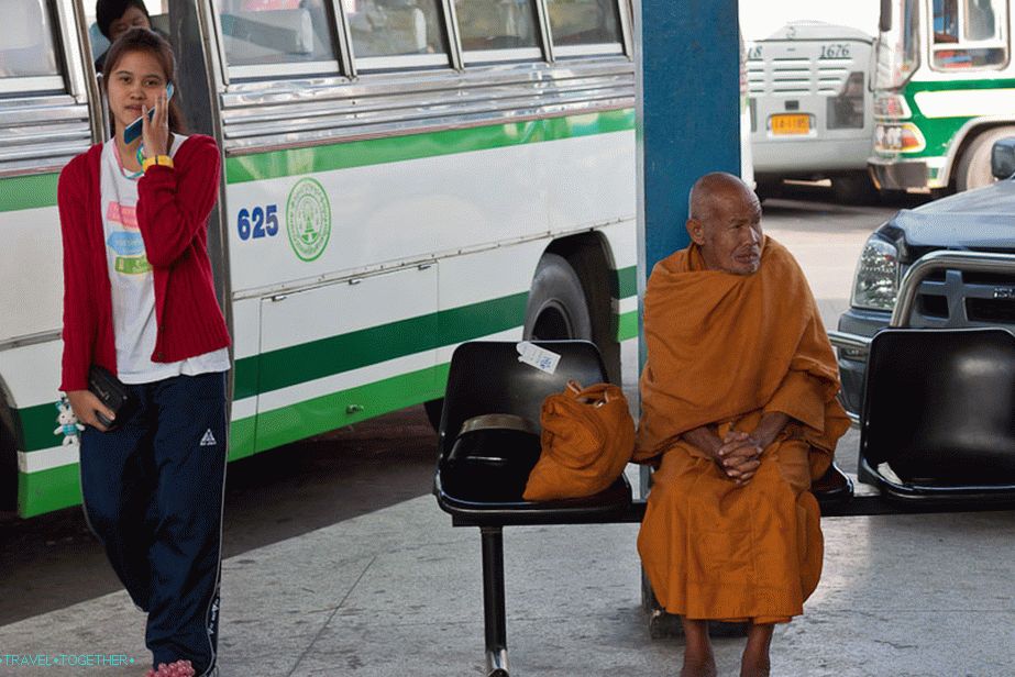 Starý mních na autobusovej stanici