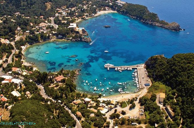 Pláže Paleokastritsa na Korfu