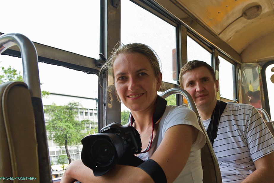 Ideme v pravidelnom autobuse s otvorenými oknami, kde turisti zriedka.