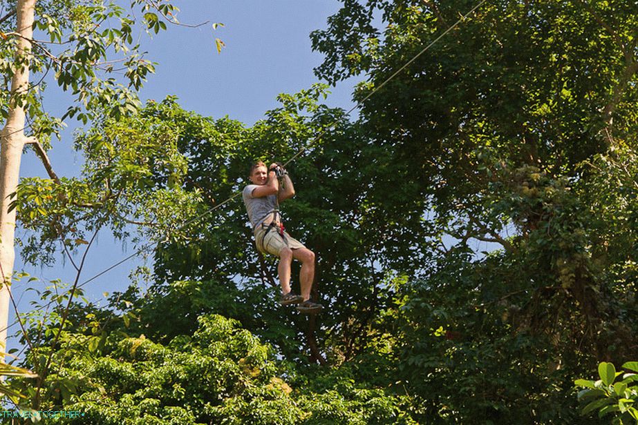 Lietame v zipline medzi korunami stromov