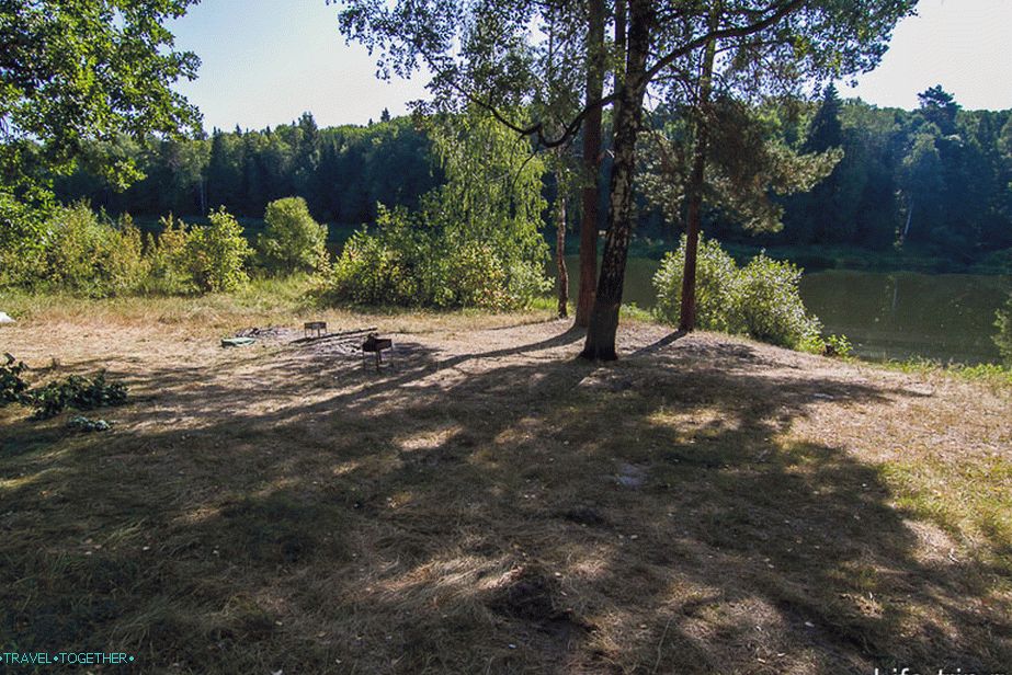 Parkovanie pri rybníku