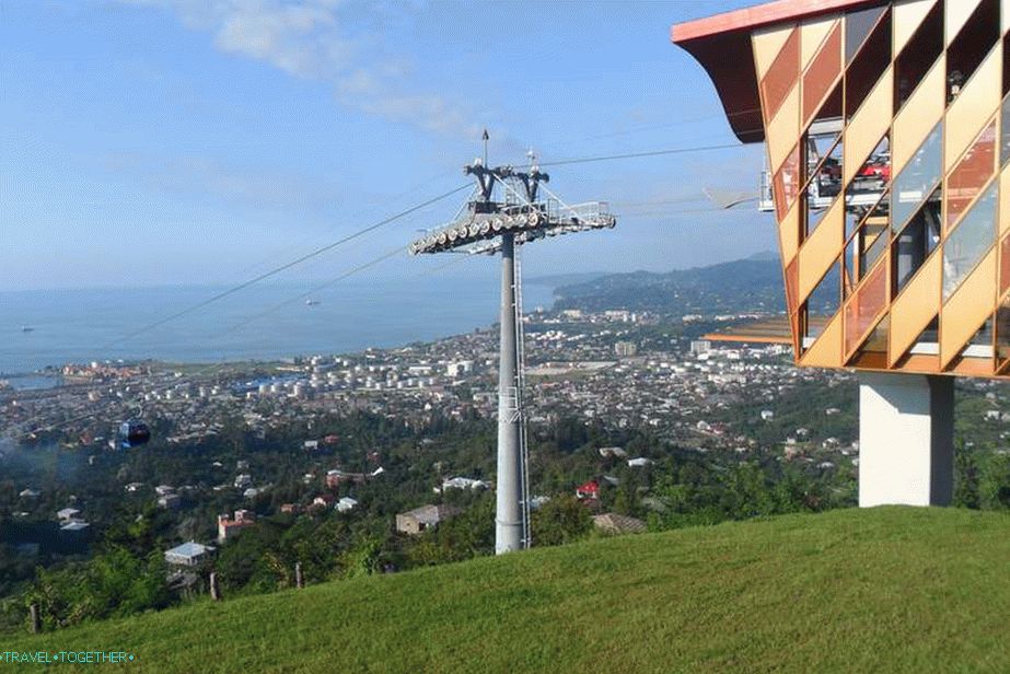 Z vrcholu lanovky v Batumi sa otvára nádherný výhľad.