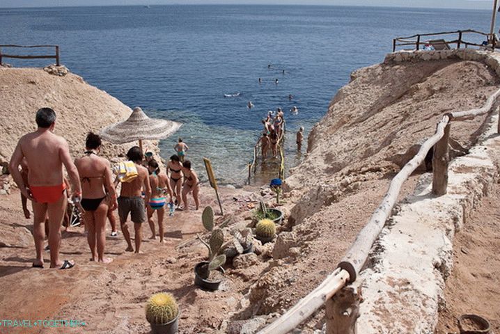Odpočívaj v Sharm el-Sheikhu. Zostup k moru.