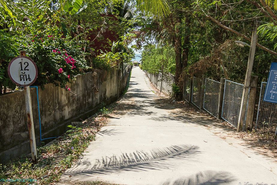 Lane vedúce na pláž Klong Muang
