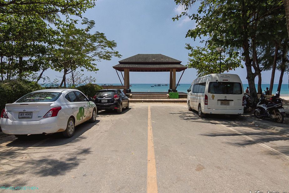 Pláž Klong Muang Beach vľavo, neďaleko hotela Sheraton