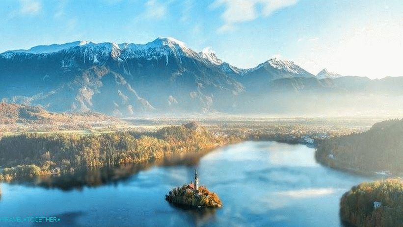 Panoráma jazera a kostola na ostrove