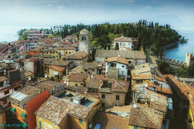 Panoráma mesta Sirmione