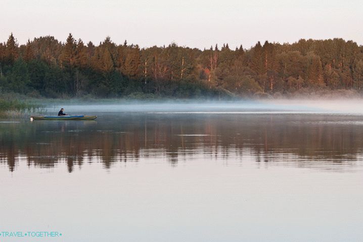 Skoro ráno na jazere Volga.