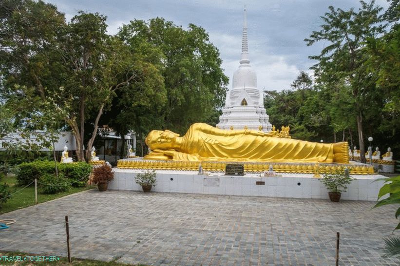 Baby Buddha Pagoda za ležiacim Budhom
