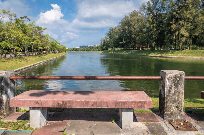 Park Nai Harn v Phukete neďaleko pláže Nai Harn