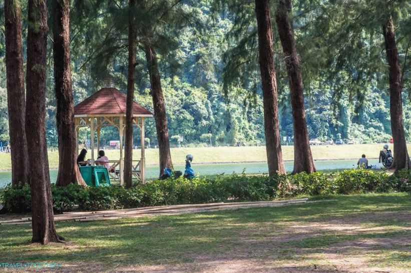 Park Nai Harn v Phukete neďaleko pláže Nai Harn