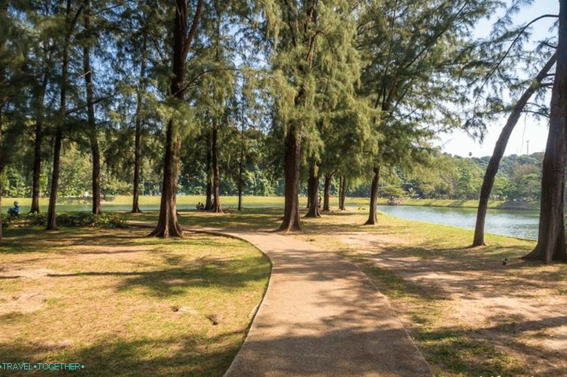 Park Nai Harn v Phukete neďaleko pláže Nai Harn