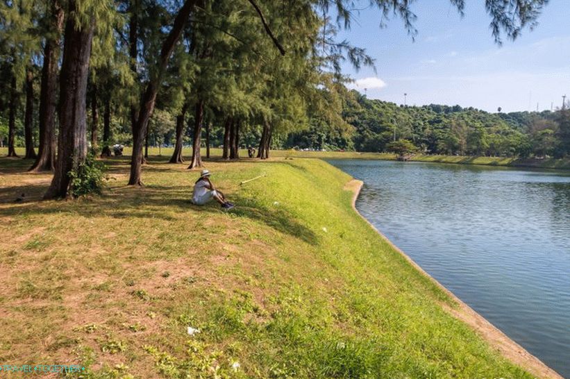 Park Nai Harn v Phukete neďaleko pláže Nai Harn