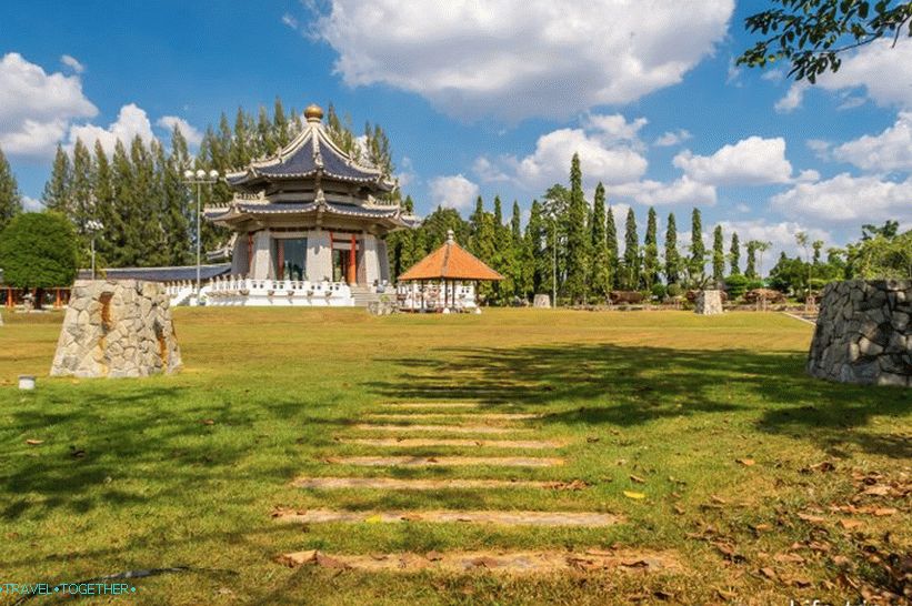 Park tri kráľovstvo v Pattaya - drahé a odľahlé
