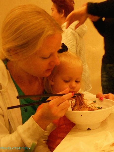 Horúce jedlo jeme po dňoch suchých orechov (Peking)