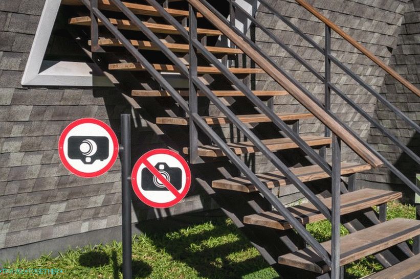 Dom hore nohami v Phukete - zábava pre deti a selfimanov