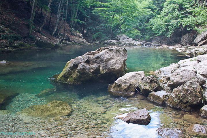 Modré jazero. Krym Grand Canyon.