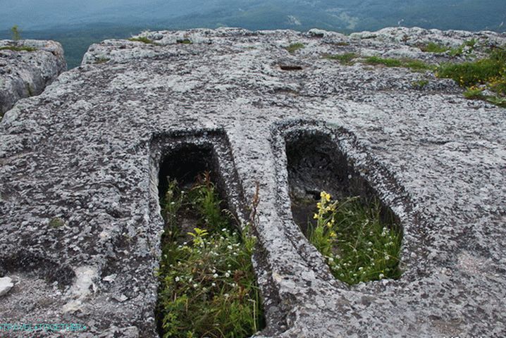 Hroby v jaskynnom meste Mangup-Kale. Krym.