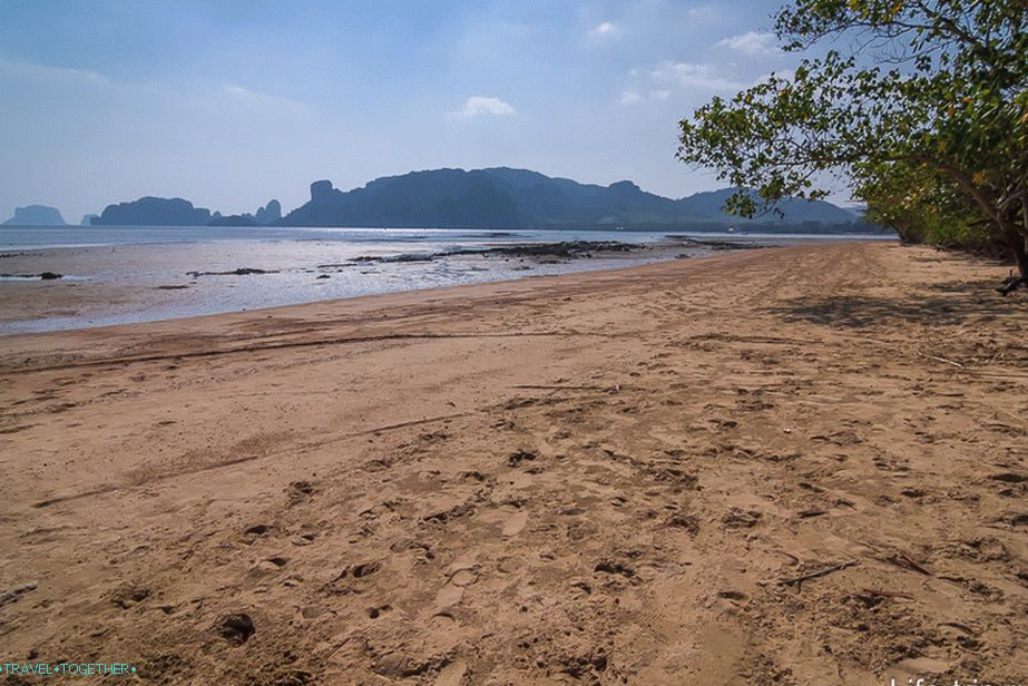Pláž Ao Nam Mao Beach - nie na plávanie, ale na rozjímanie