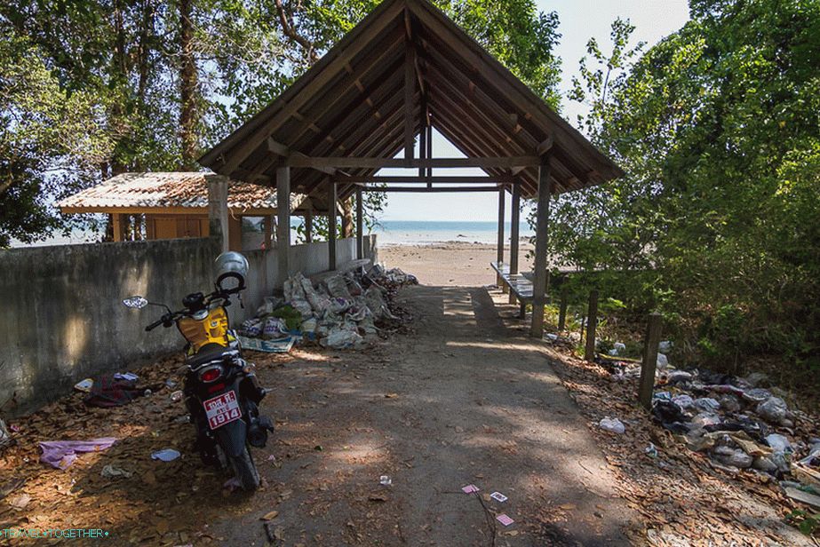 Pláž Ao Nam Mao Beach - nie na plávanie, ale na rozjímanie