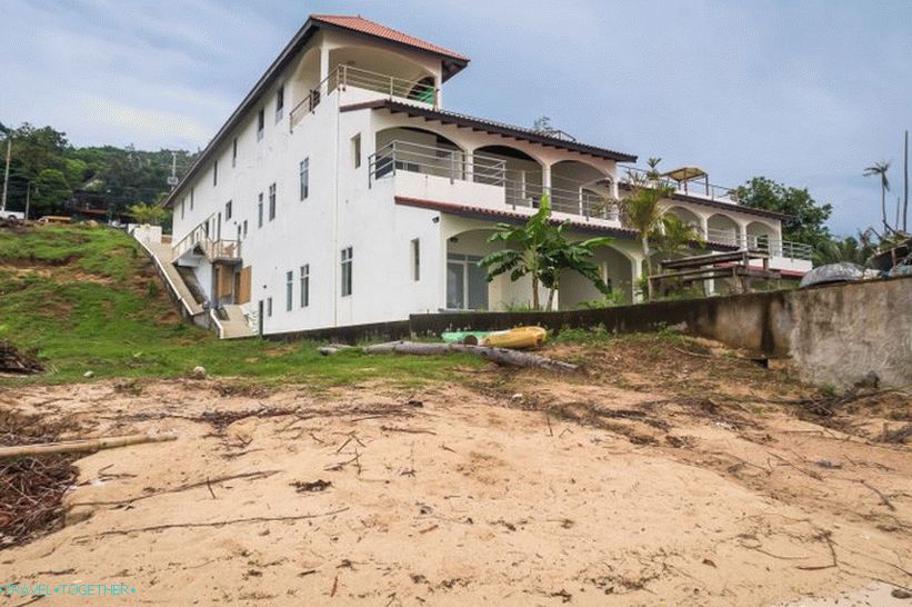 Pohľad z pláže na stranu Glass Cottage a letoviska Baan Jaidee