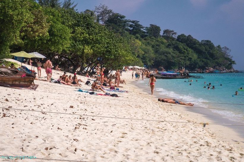 Long Beach na Phi Phi Don - štandardná turistická pláž