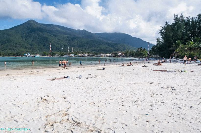 Malibu vpravo od mosta, v diaľke môžete vidieť hlavnú pláž Chaloklam