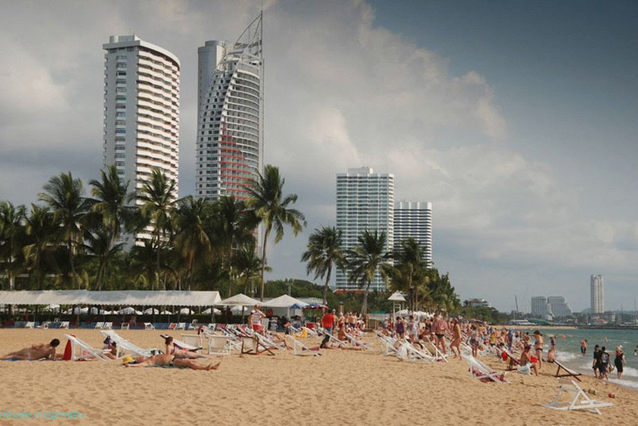 Ambassador Beach Hotel Beach - bez tieňa a preplnené