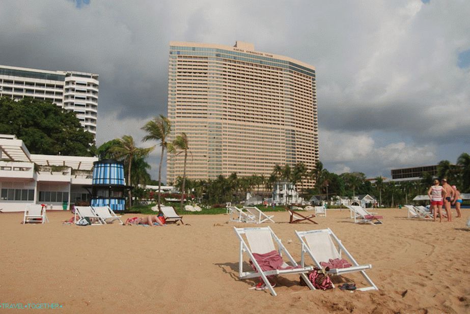 Ambassador Beach Hotel Beach - bez tieňa a preplnené