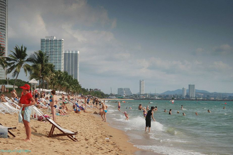 Ambassador Beach Hotel Beach - bez tieňa a preplnené