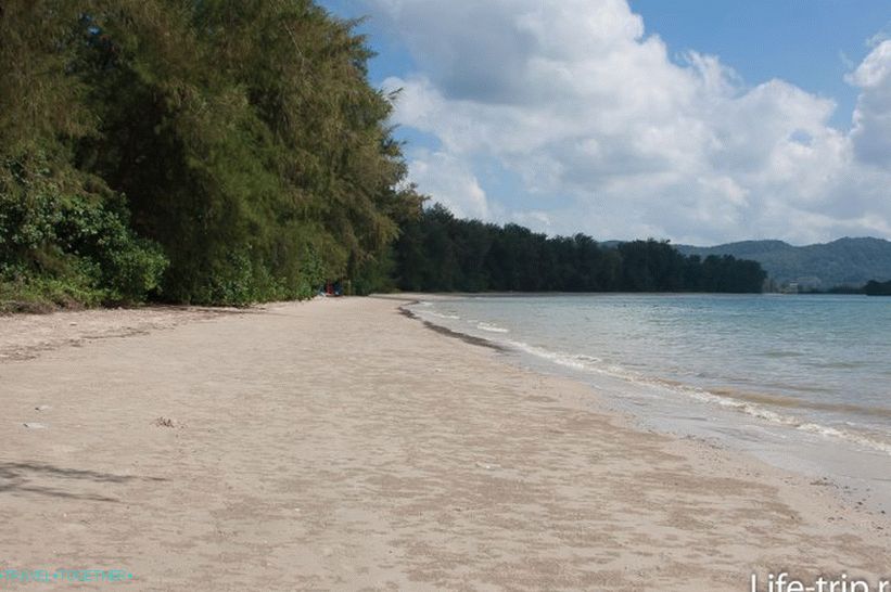 Pláž Pan Krabi je dlhá a úplne divoká.